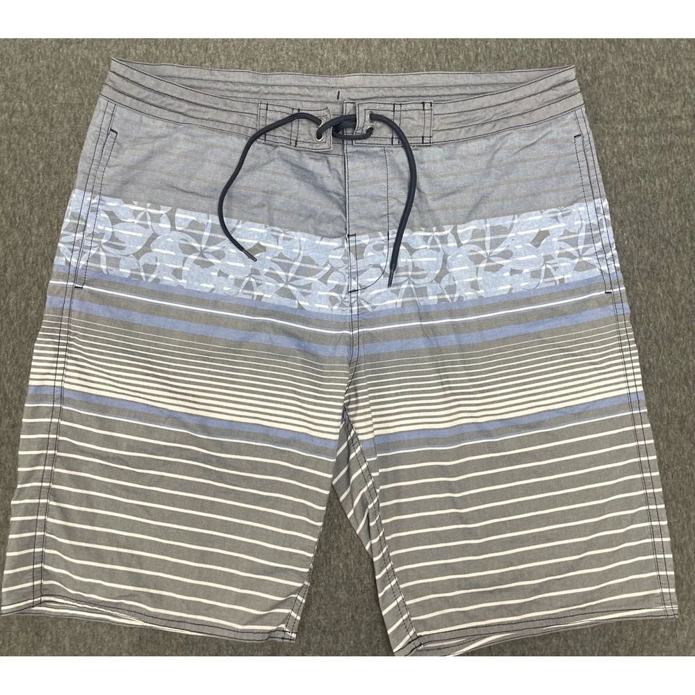 Roundtree & Yorke Swim Trunks Striped Board‎ Shorts Swimwear Blue Gray Size 34